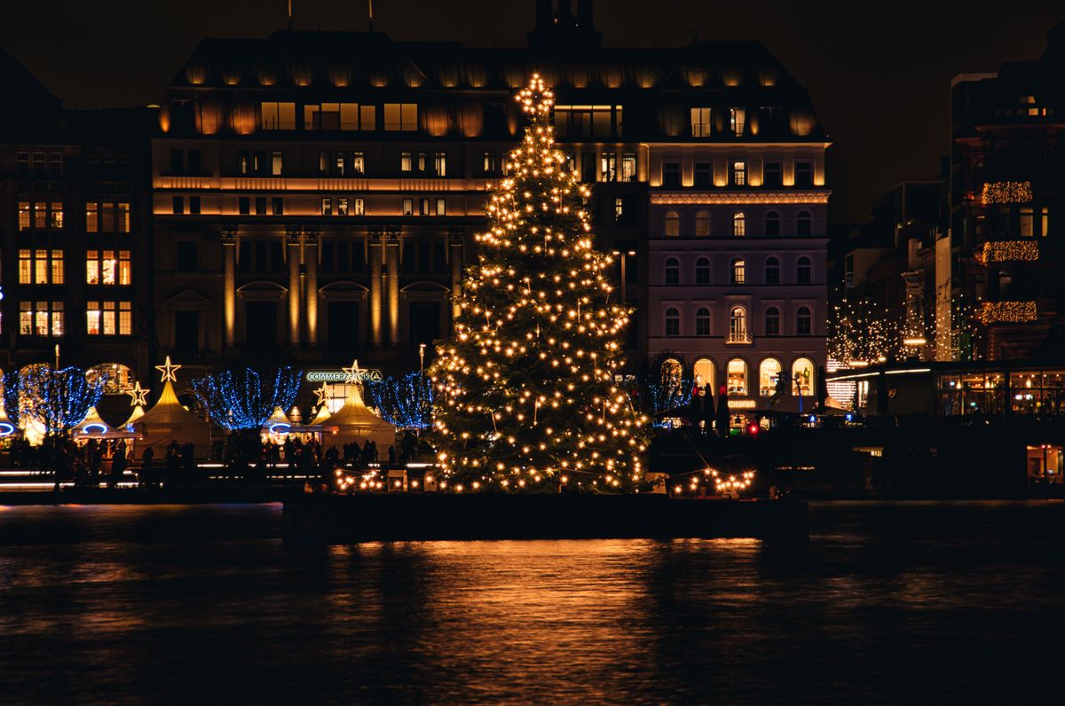 Ciudad iluminada en Navidad